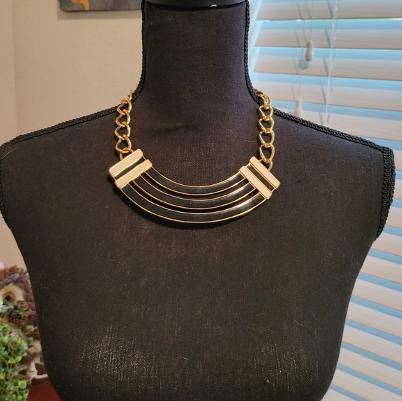 VINTAGE MONET GOLD TONE BLACK & CREAM ENAMEL NECKLACE - Picture 2 of 5